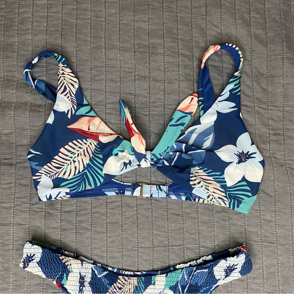 Hollister Floral Bikini 👙 Top + bottom - Picture 7 of 11